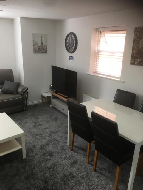 Beautiful 2 bed apartment with Parking and Wifi and 3 Smart TV's Apartment in Corby