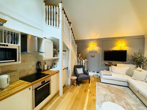 Little Woodside a beautiful New Forest self contained private luxury annexe House in New Milton