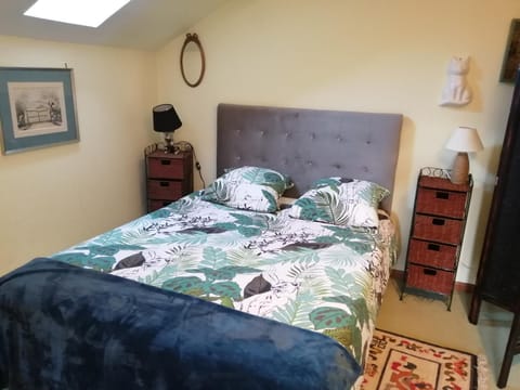 Bed, Photo of the whole room, Bedroom