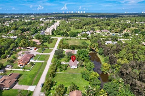 Super Private Home With Great Outdoor Space House in Bonita Springs