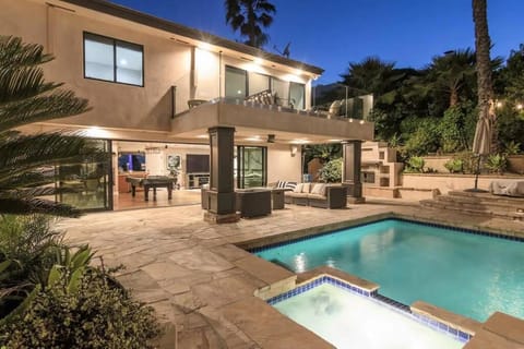 Gorgeous villa w/pool, spa, b-ball court & view! Villa in Tarzana