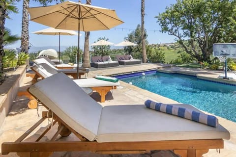 Gorgeous villa w/pool, spa, b-ball court & view! Villa in Tarzana