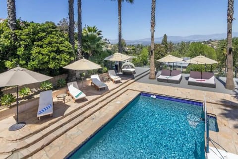 Gorgeous villa w/pool, spa, b-ball court & view! Villa in Tarzana