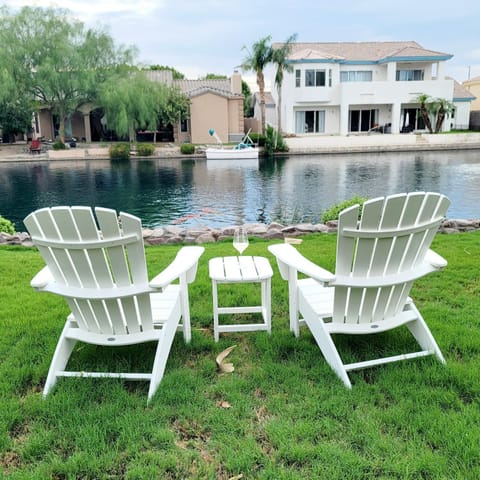 PEACEFUL lakeside home, minutes from Downtown Gilbert House in Gilbert