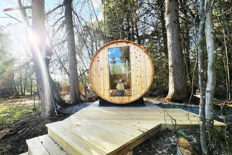 Lake Access Upstate NY - your Catskills getaway with hot tub, sauna and firepit! Casa in Loch Sheldrake