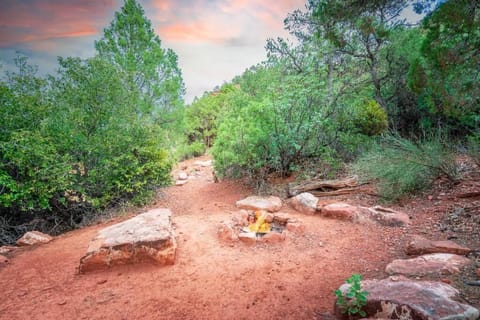 Stunning Views, Large Deck W/ Private Hiking Trail Casa in Sedona