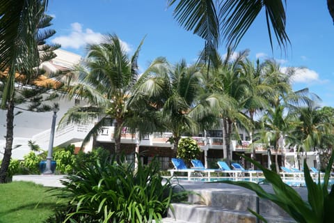 Day, Pool view