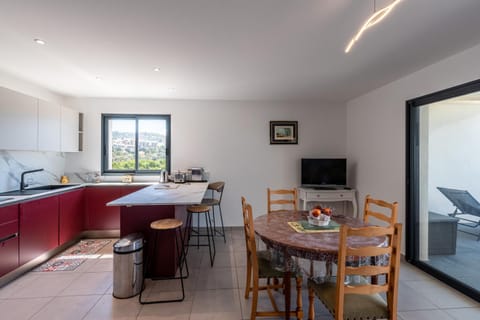 Kitchen or kitchenette, Dining area