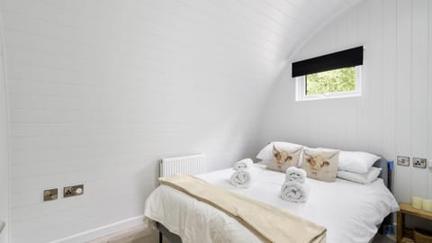 Finest Retreats - The Highland Camping Pod Chalet in Hertford