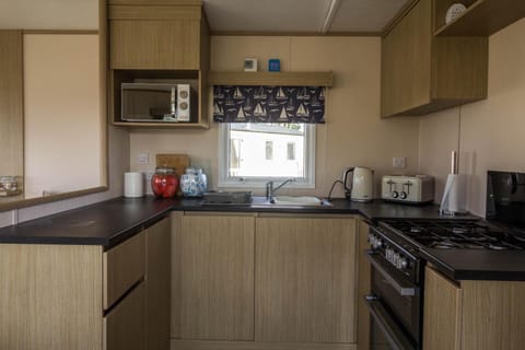 Caravan With Decking At Coopers Beach Holiday Park Ref 49012cw Terrain de camping /
station de camping-car in Mersea Island