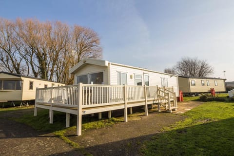 Caravan With Decking At Coopers Beach Holiday Park Ref 49012cw Terrain de camping /
station de camping-car in Mersea Island
