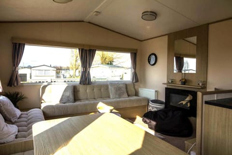 Caravan With Decking At Coopers Beach Holiday Park Ref 49012cw Campeggio /
resort per camper in Mersea Island
