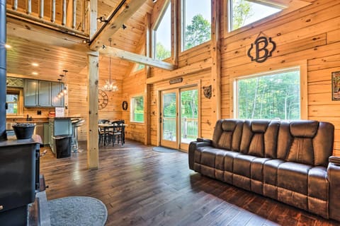 Londonderry Chalet with Deck, Fire Pit and Views! Haus in Andover