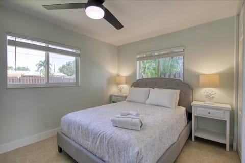 Paradise 4 min to the Beach with Private Heated Pool Haus in Deerfield Beach