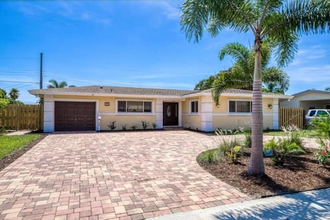 Paradise 4 min to the Beach with Private Heated Pool House in Deerfield Beach