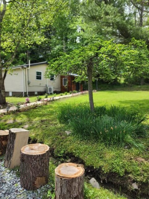 NEW! Hurleyville Upstate NY - your Catskills getaway with hot tub, sauna and firepit! Casa in Hurleyville