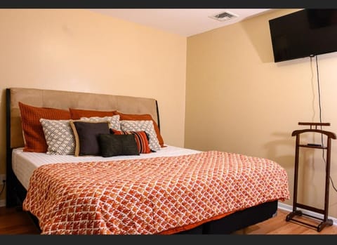 GREAT 2 bedroom Condo,FREE parking,easy commute. Condo in Irvington