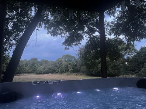 Lynbrook Haybarn, Hot tub and outdoor kitchen, New Forest House in Ringwood