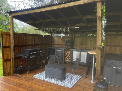 Lynbrook Haybarn, Hot tub and outdoor kitchen, New Forest House in Ringwood