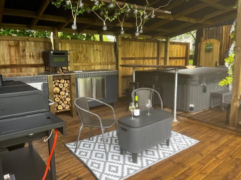 Lynbrook Haybarn, Hot tub and outdoor kitchen, New Forest House in Ringwood