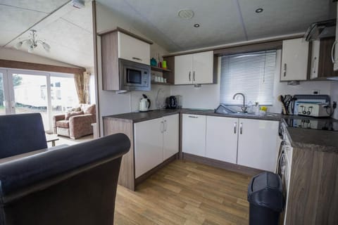 Modern 6 Berth Caravan At Highfield Grange In Essex Ref 26609p Campground/ 
RV Resort in Clacton-on-Sea