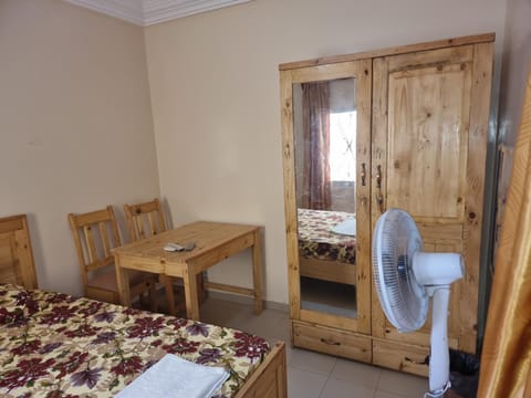 CHAMBRES PRIVEES CLIMATISEES-DOUCHES PERSONNELLES-NEFLIX-SALON Vacation rental in Dakar