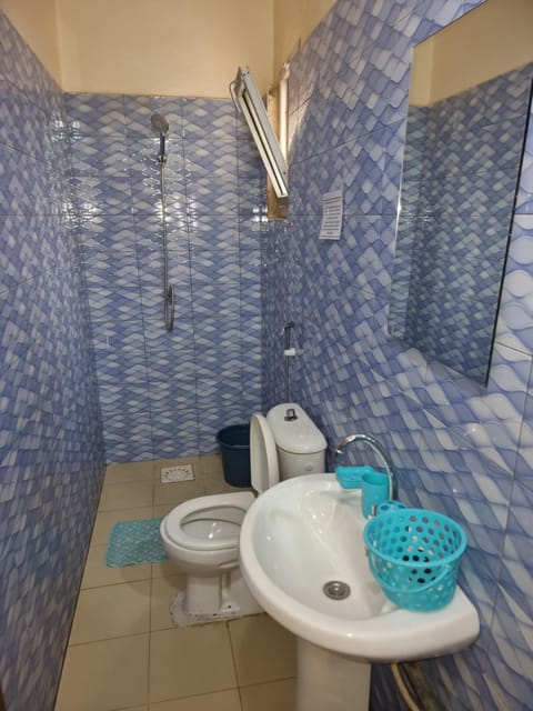 CHAMBRES PRIVEES CLIMATISEES-DOUCHES PERSONNELLES-NEFLIX-SALON Alquiler vacacional in Dakar