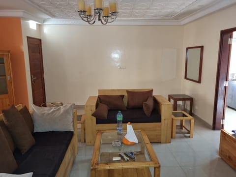 CHAMBRES PRIVEES CLIMATISEES-DOUCHES PERSONNELLES-NEFLIX-SALON Alquiler vacacional in Dakar