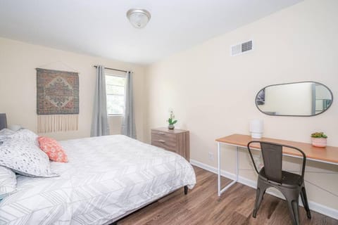 *Cool Crib * King Bed * Long Term Stays * Duke* Apartment in Durham