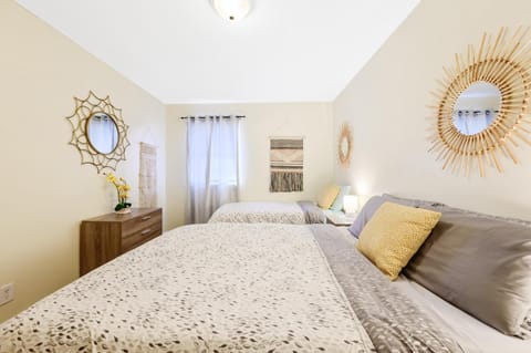 Dapper Digs - King Bed - Long Term Stays - Duke Apartment in Durham