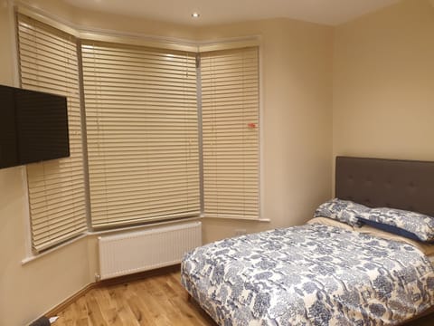 London Luxury Apartments 5 min walk from Ilford Station, with FREE PARKING & FREE WIFI Apartment in Ilford