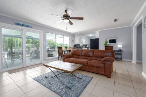 The Breezy Blue View with hot tub and pool Villa in Killeen