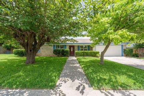 The Breezy Blue View with hot tub and pool Villa in Killeen