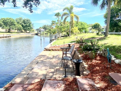 Beautiful Waterfront Home Less Than 7 mins to Beaches House in Englewood