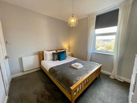 URBAN CITY SUITES 4 bed house, garden, Ideal for Contractors&Families House in Oldbury