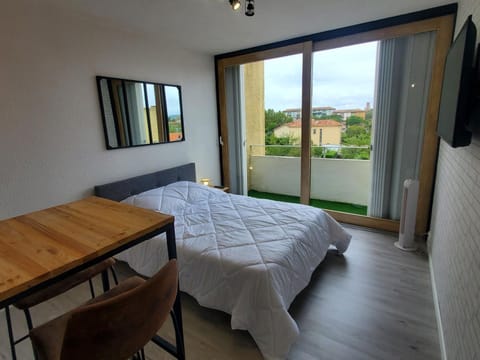 Bed, TV and multimedia, Photo of the whole room, Dining area