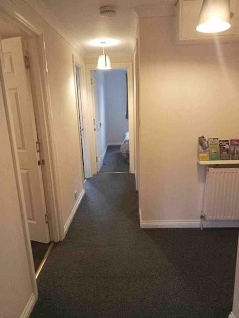 Modern 2 bed flat, private parking & sec entry Apartment in Greenock