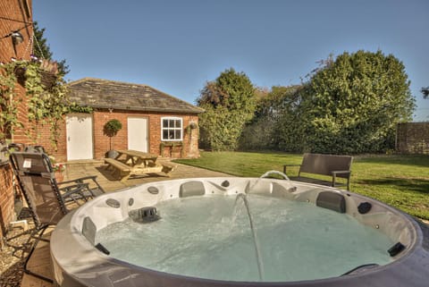 Property building, Hot Tub