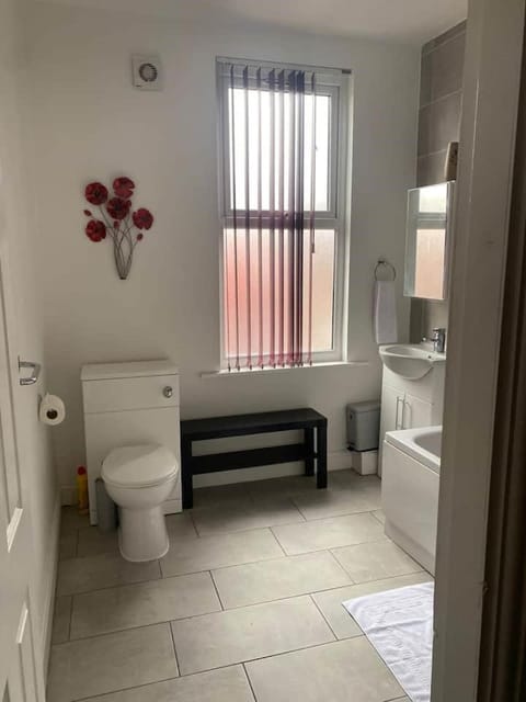 Spacious house with 3 ensuite bedrooms in Leeds House in Leeds