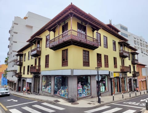 Property building, Nearby landmark, Facade/entrance, Neighbourhood