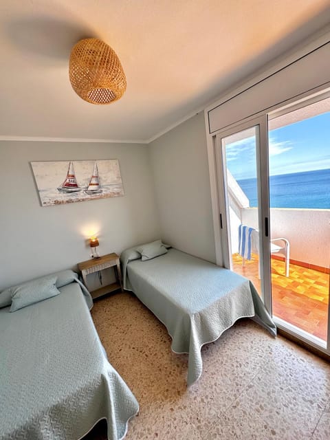 Charming Sea Front 3 Bedroom Apartment - incredible views! Appartement in L'Ametlla de Mar