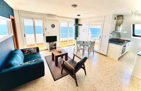 Charming Sea Front 3 Bedroom Apartment - incredible views! Apartamento in L'Ametlla de Mar