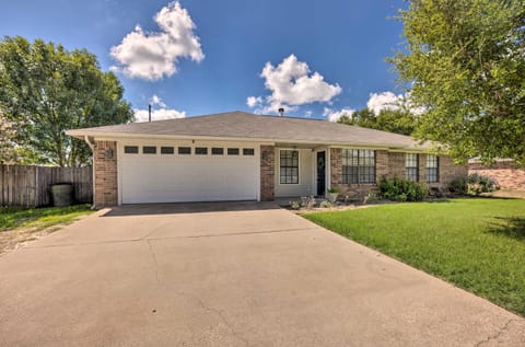 Pet-Friendly Bryan Home Less Than 5 Mi to Texas AandM! Haus in College Station