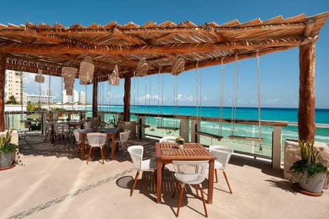 *TURQUOISE ESCAPE- Beachfront Studio by Casa Paraiso* Apartment in Cancun