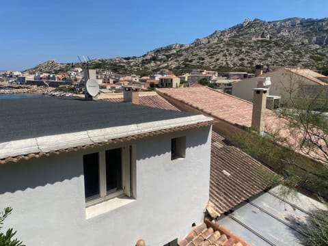 Au cœur du Parc National du Massif des Calanques, la Flibuste des Goudes, Maison 2 chambres, climatisée, jardins, solarium, proche plage, large vue mer House in Marseille