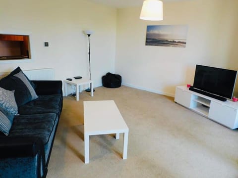 Modern 2 Bed Apartment Close to Gla Airport & M8 Condo in Paisley