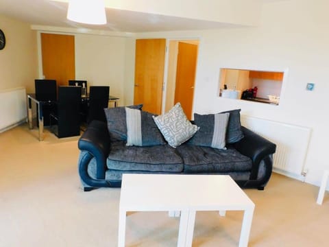 Modern 2 Bed Apartment Close to Gla Airport & M8 Condo in Paisley