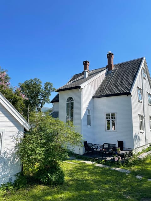 Central Classic Villa with a Big Sauna Villa in Tromso