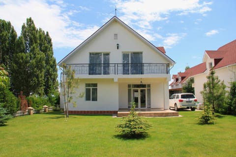 Property building, Day, Natural landscape, Garden, Parking