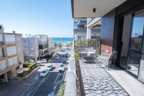 PORT CITY HAIFA - Bat Galim 20m from the beach Condo in Haifa